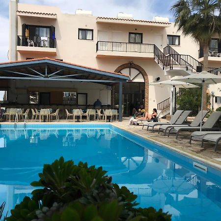 New York Plaza Hotel Apartments Paphos Ngoại thất bức ảnh