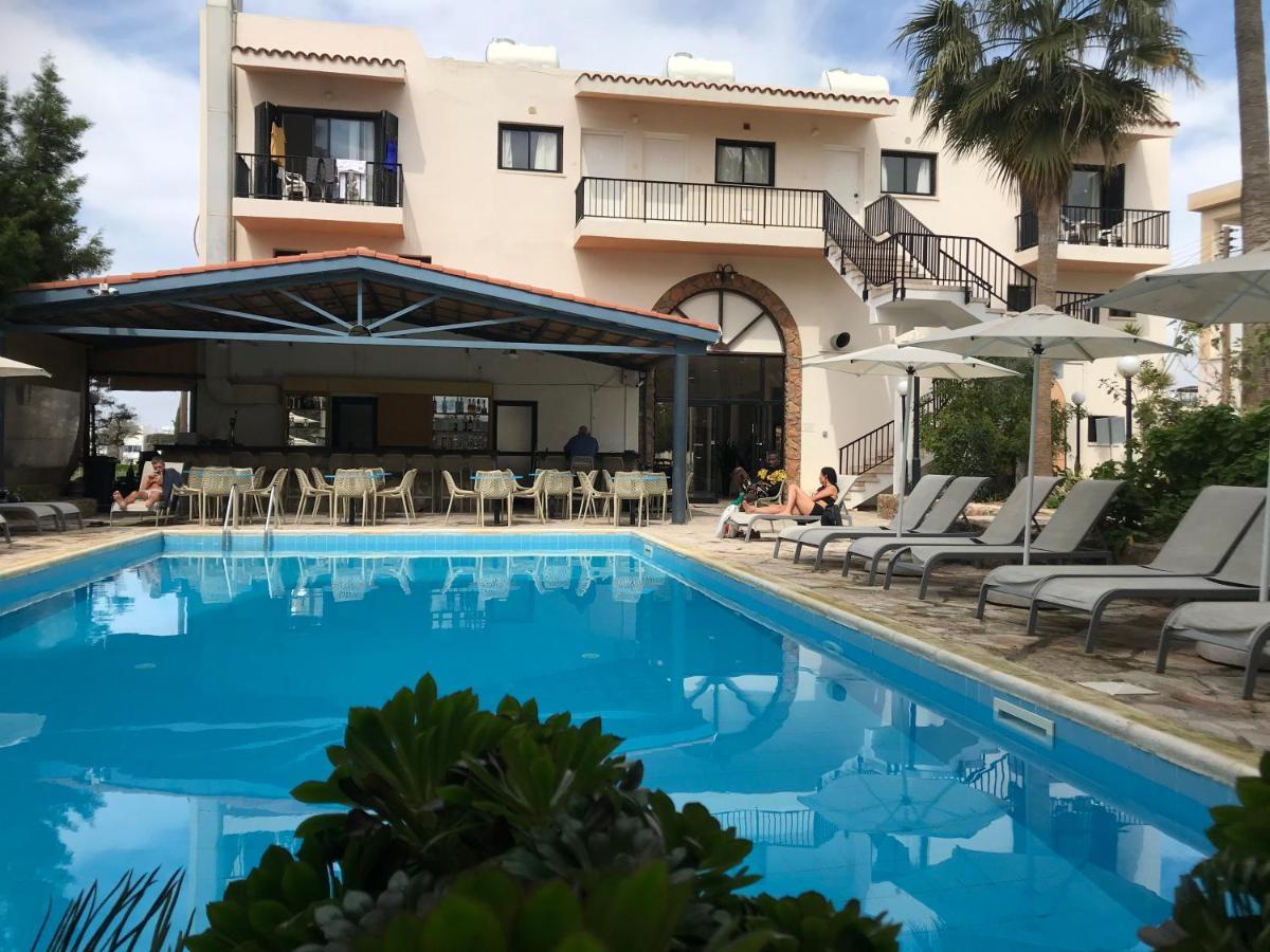 New York Plaza Hotel Apartments Paphos Ngoại thất bức ảnh