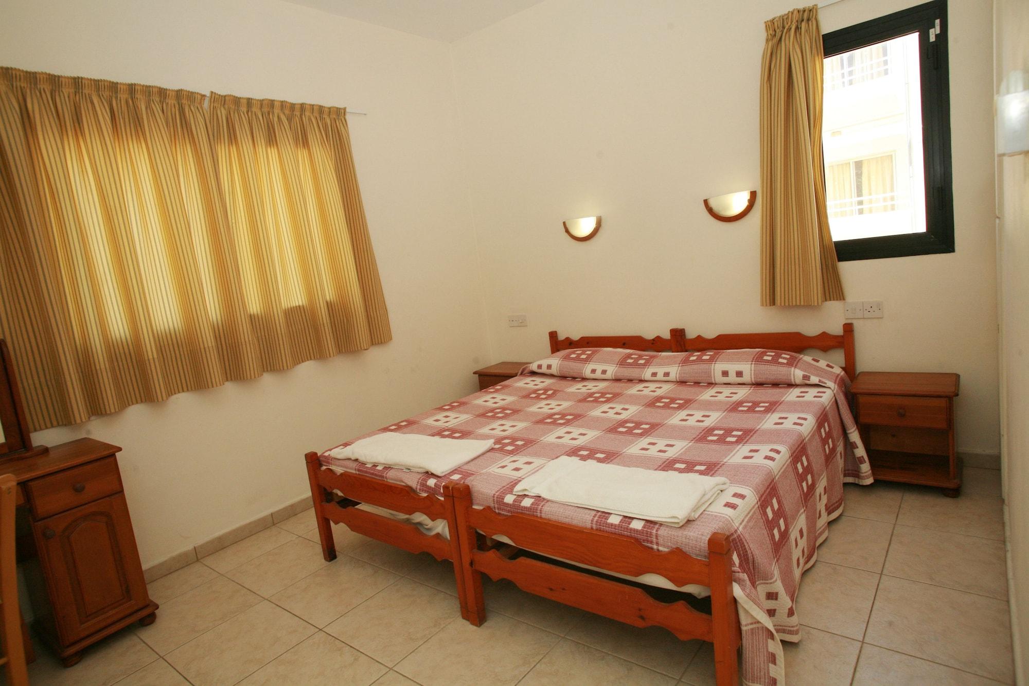 New York Plaza Hotel Apartments Paphos Ngoại thất bức ảnh