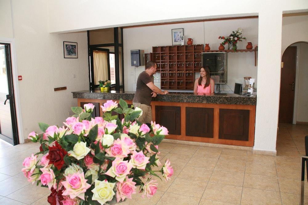 New York Plaza Hotel Apartments Paphos Ngoại thất bức ảnh
