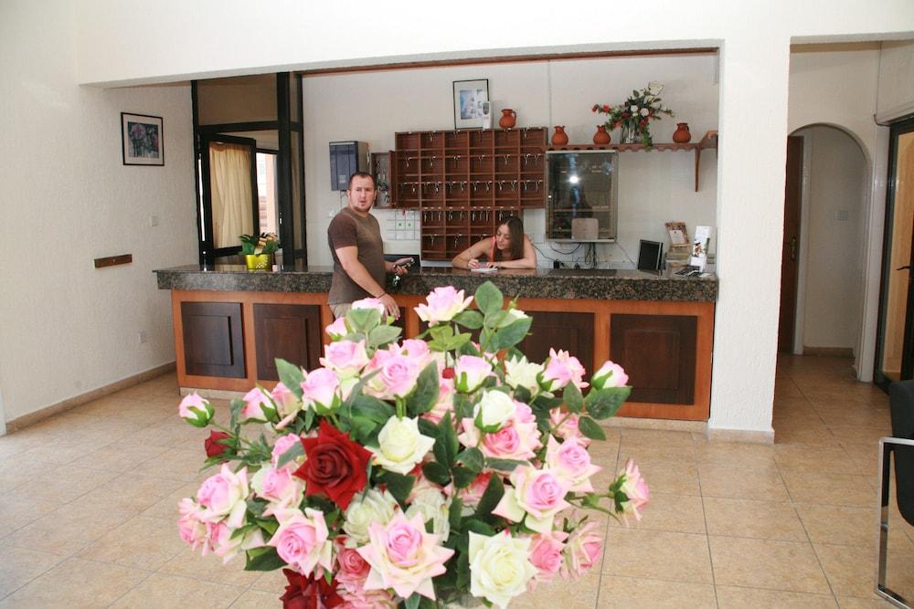 New York Plaza Hotel Apartments Paphos Ngoại thất bức ảnh