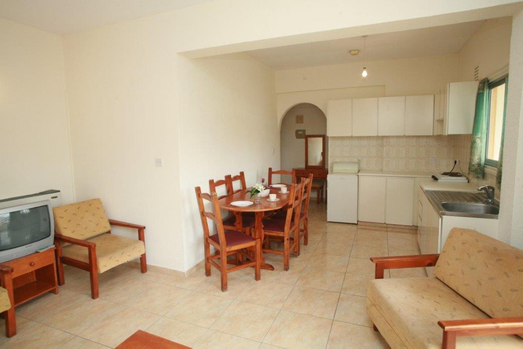 New York Plaza Hotel Apartments Paphos Ngoại thất bức ảnh