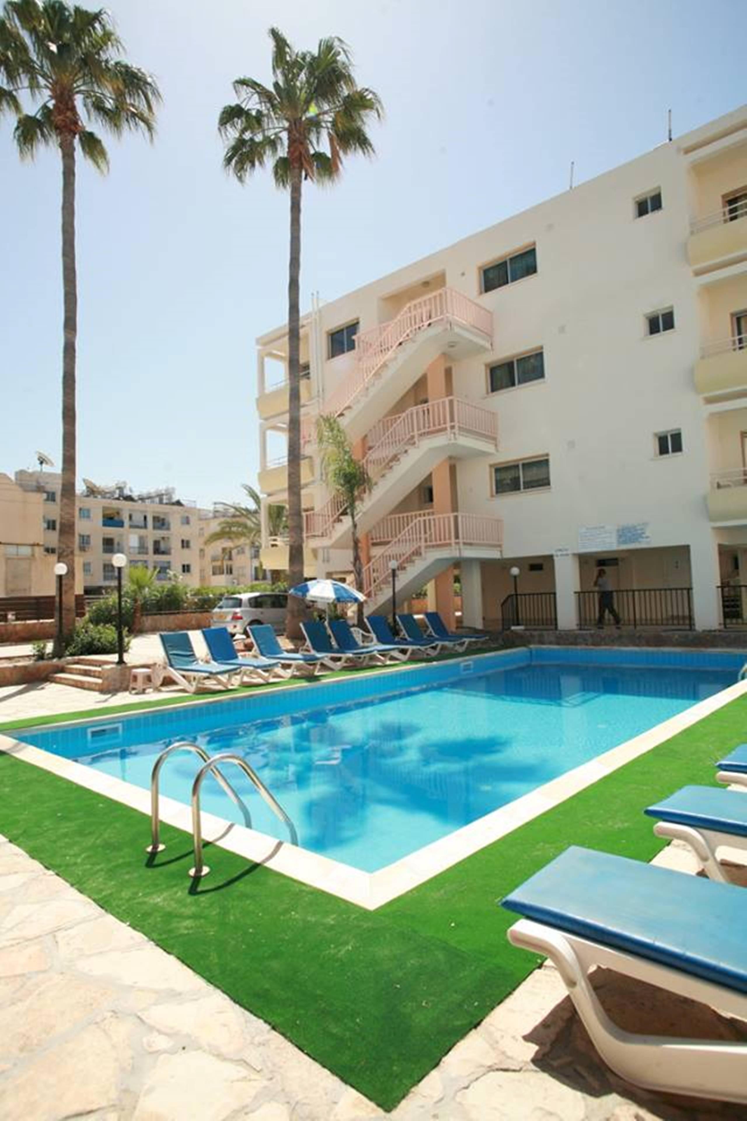 New York Plaza Hotel Apartments Paphos Ngoại thất bức ảnh