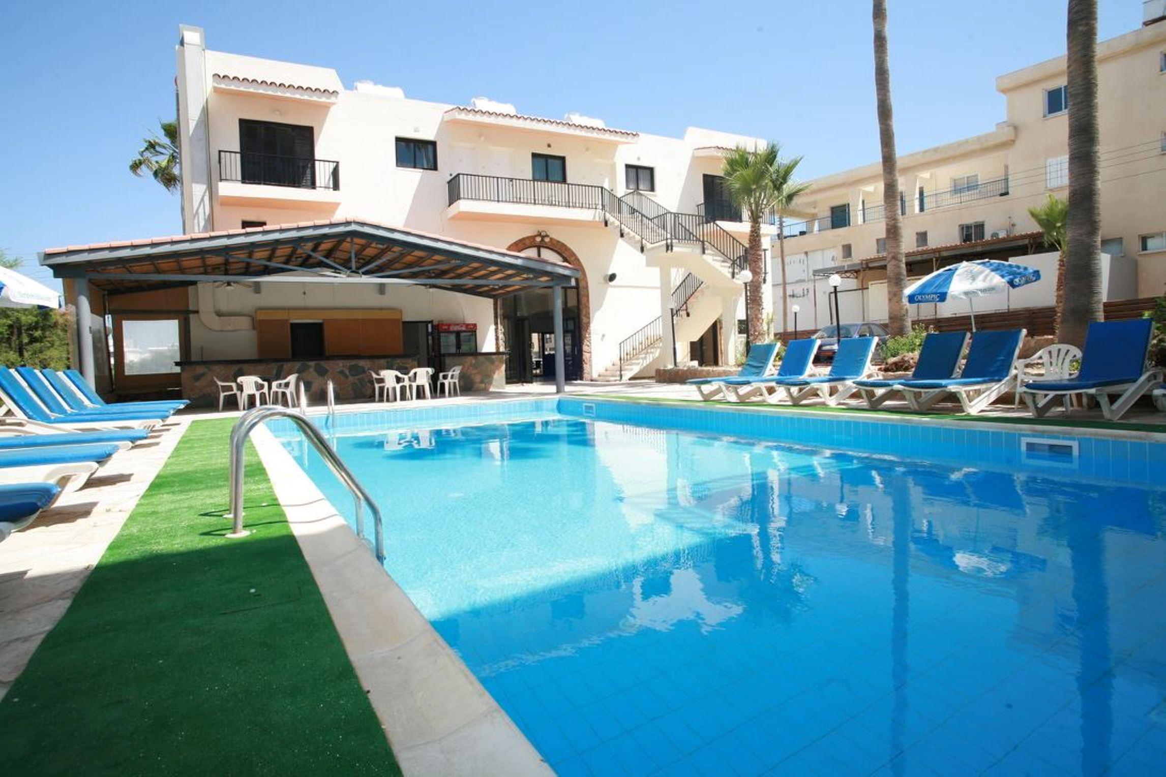 New York Plaza Hotel Apartments Paphos Ngoại thất bức ảnh