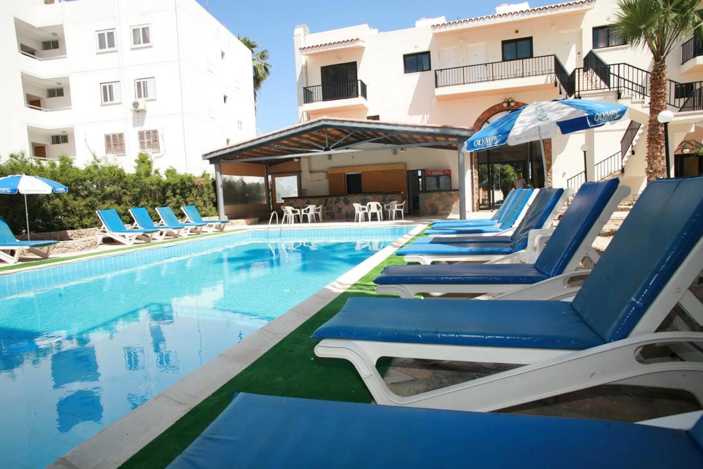 New York Plaza Hotel Apartments Paphos Ngoại thất bức ảnh
