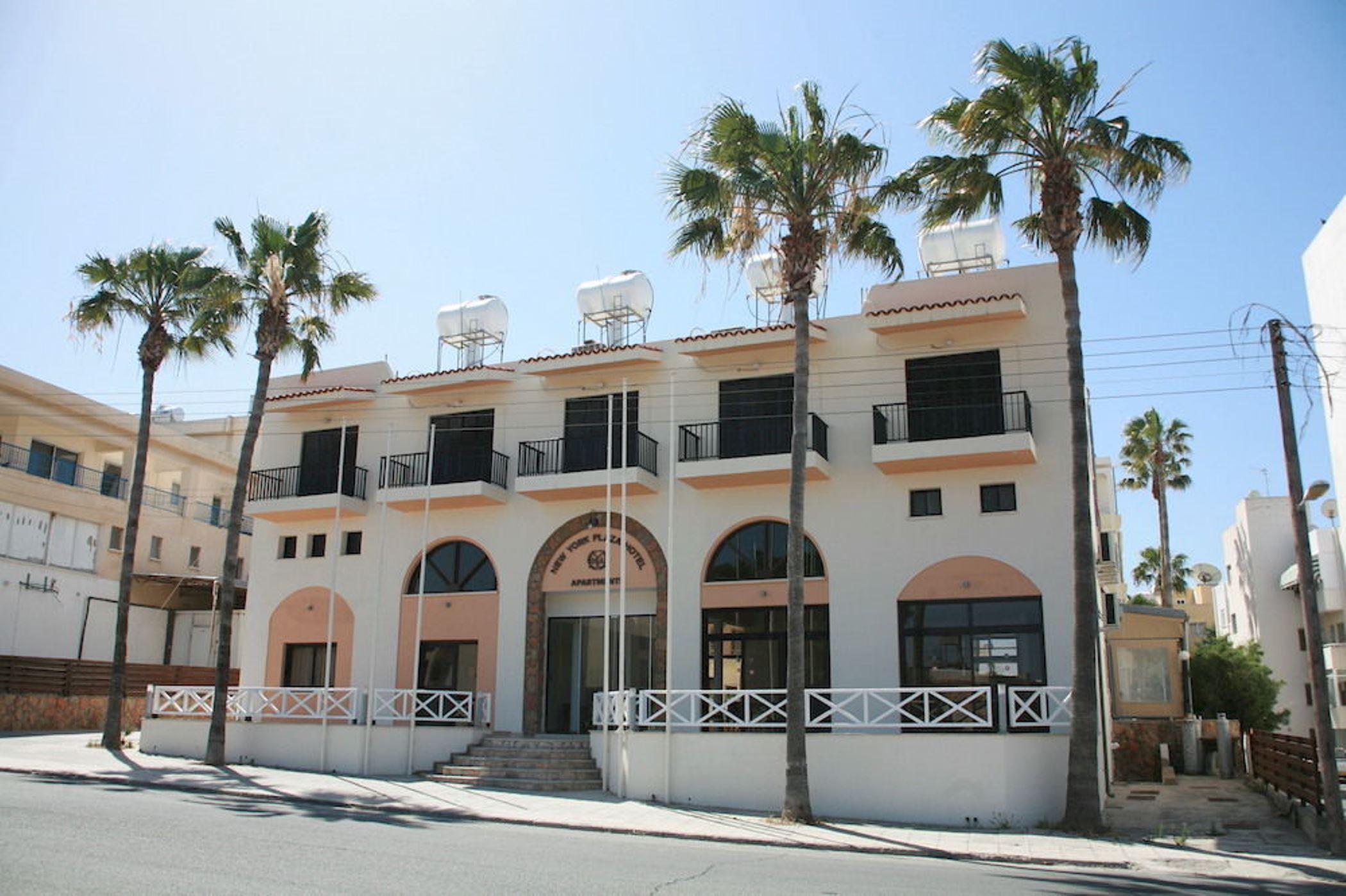 New York Plaza Hotel Apartments Paphos Ngoại thất bức ảnh
