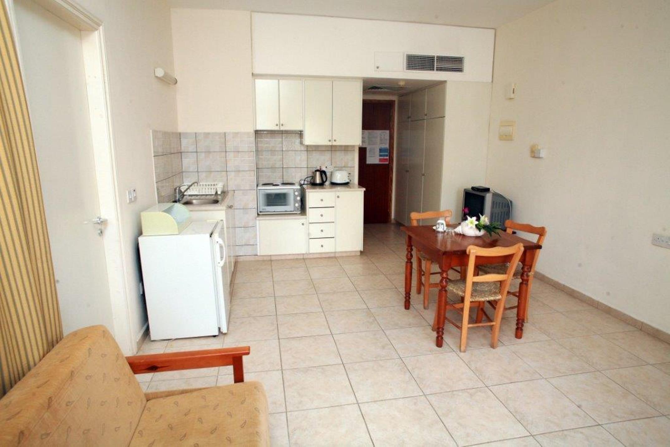 New York Plaza Hotel Apartments Paphos Ngoại thất bức ảnh