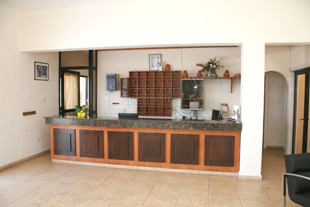New York Plaza Hotel Apartments Paphos Ngoại thất bức ảnh