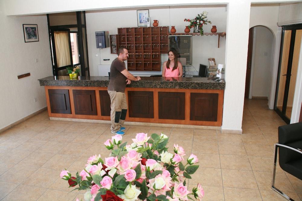 New York Plaza Hotel Apartments Paphos Ngoại thất bức ảnh