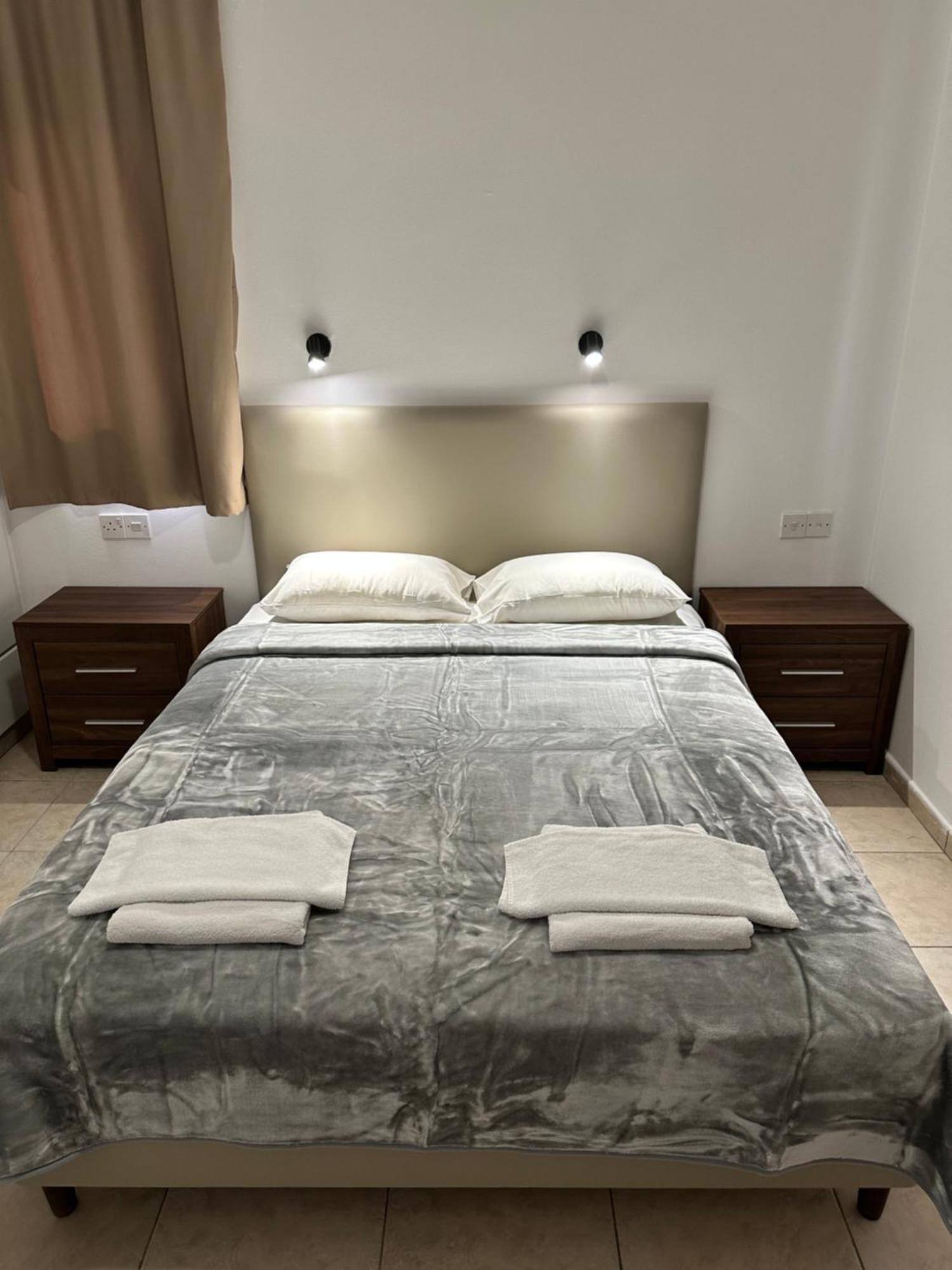 New York Plaza Hotel Apartments Paphos Ngoại thất bức ảnh