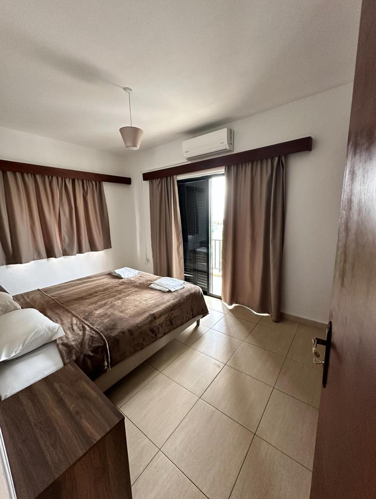 New York Plaza Hotel Apartments Paphos Ngoại thất bức ảnh