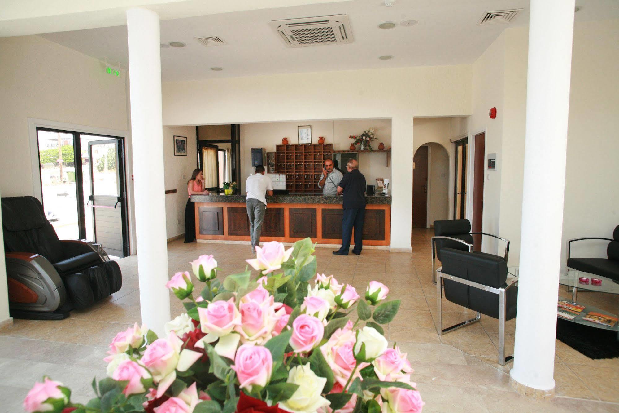 New York Plaza Hotel Apartments Paphos Ngoại thất bức ảnh