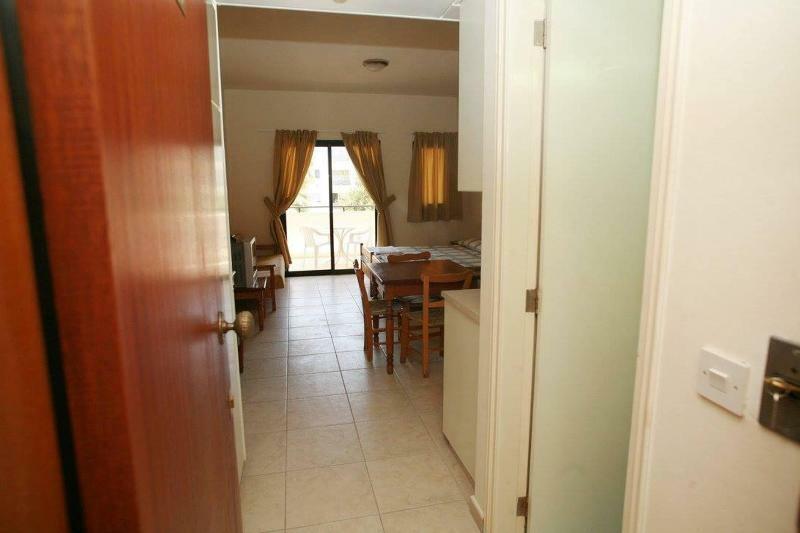 New York Plaza Hotel Apartments Paphos Ngoại thất bức ảnh