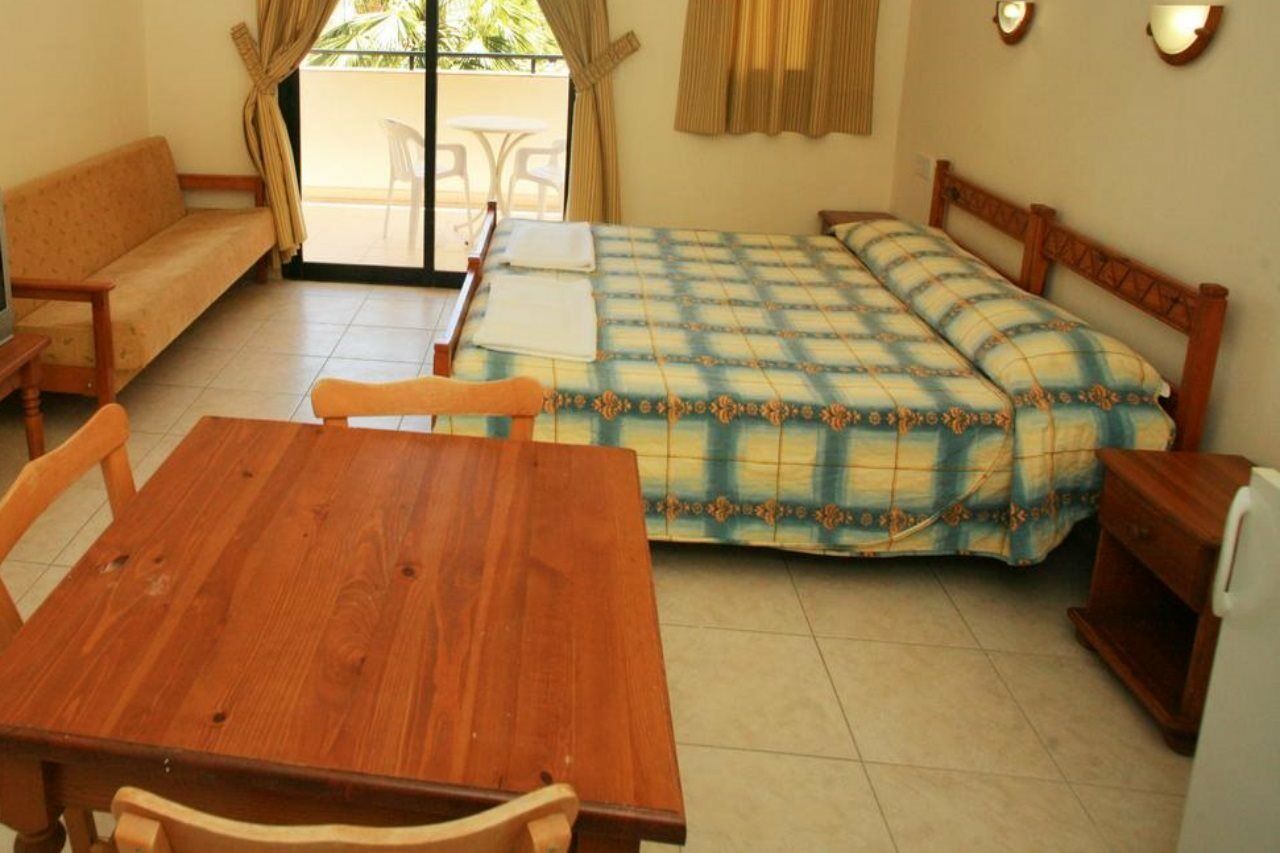 New York Plaza Hotel Apartments Paphos Ngoại thất bức ảnh