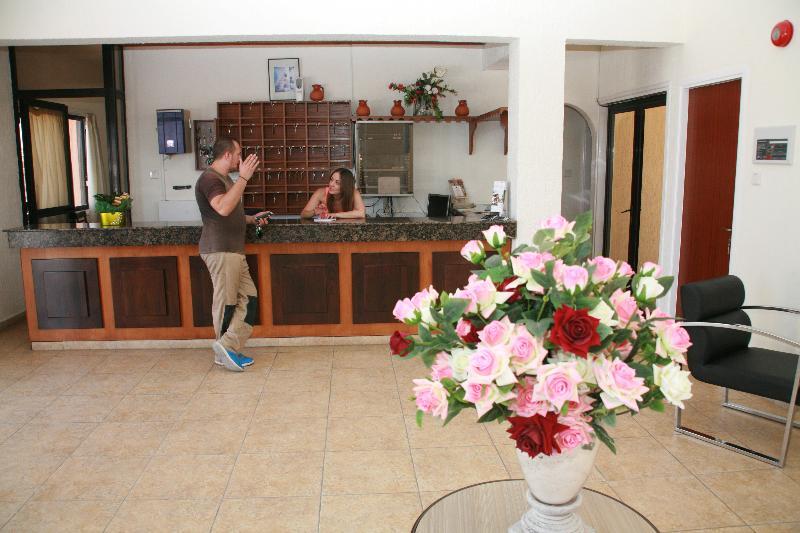 New York Plaza Hotel Apartments Paphos Ngoại thất bức ảnh